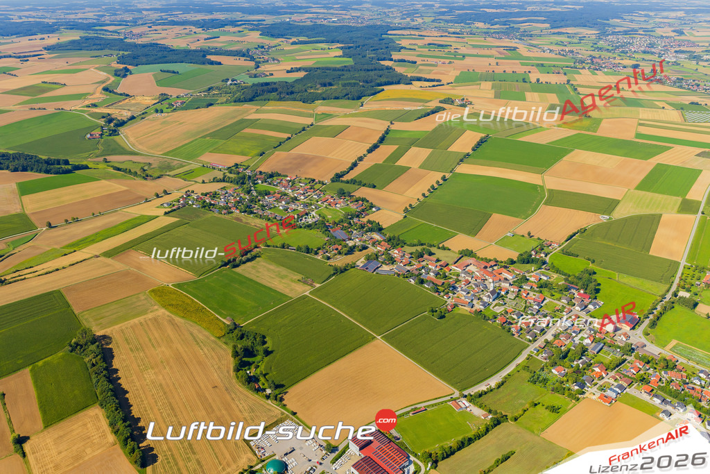 Klassische Luftaufnahme ohne Drohne zeigt:Hofkirchen bei Laberweinting - Die Luftbildaufnahme wurde 2025 vom UL-Flugzeug heraus erstellt ( keine Drohne ) - Hochauflösende Luftaufnahme -Nicht vergleichbar mit Google Maps oder Satelittenbilder- Die Geschenkidee !Mit Lizenz und Bildrechte bestellbar