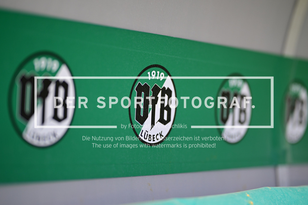 Fußball I Herren I Saison 2024-2025 I Regionalliga Nord I 25. Spieltag I VfB Lübeck - SSV Jeddeloh I 15326 | Symbol, Symbolfoto, Symbolbild, Sinnbild, Bildsymbol, Darstellung, Signum: Logo, Banner, Wappen, Vereinsfarbe, Vereinswappen, Vereinslogo,  Fähnchen, Flagge, Fahne, VfB Lübeck  - Realisiert mit Pictrs.com