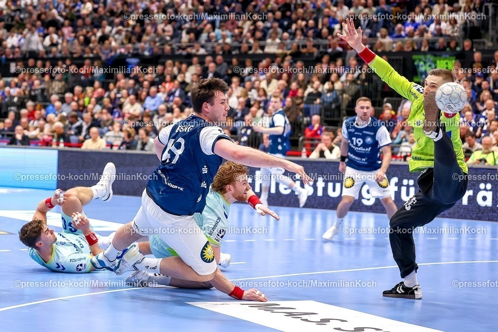 BHC02042601061 | 02.04.2026, Handball, HBL, Bergischer HC - VfL Gummersbach, Mitsubishi Electric HALLE Düsseldorf: Aron Seesing (BHC #49) im Zweikampf gegen  Stepan Zeman (VfL Gummersbach #66) Tom Kiesler (VfL Gummersbach #30) wirft den Ball auf das Tor von Dominik Kuzmanovic (VfL Gummersbach #01) 
