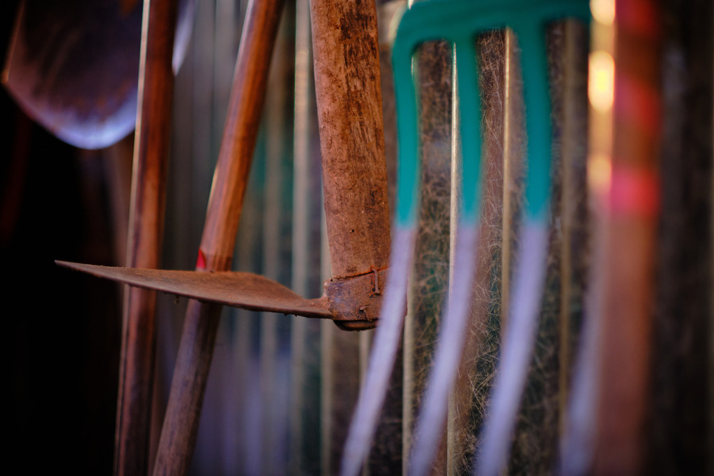 verschiedene Gartenwerkzeuge an der Wand | Austria - March 26, 2021: verschiedene Gartenwerkzeuge an der Wand. - Realisiert mit Pictrs.com