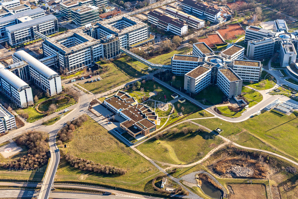 Luftbild: Sternförmige Büro- und Geschäftshäuser der SAP Deutschland SE & Co. KG am Waldrand. in Walldorf im Bundesland Baden-Württemberg in Deutschland. Foto: IMG_125573.jpg vom 21.02.2021 durch Werner Riehm/FLY-FOTO.de