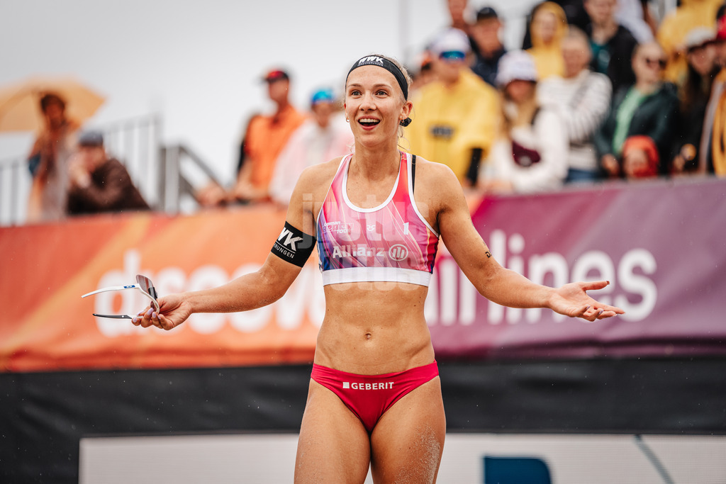 Beachvolleyball | Frauen | Allianz German Beach Tour 2024 | Tourstop Kühlungsborn 2 | 18.08.2024 | Sandra Ittlinger kann die Entscheidung der Schiedsrichter nicht nachvollziehen
