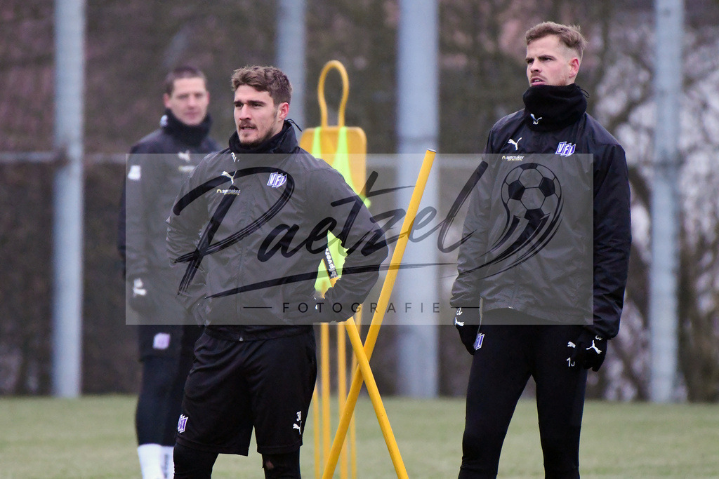 20200125_TRAOSN_0041 | Fußball, Herren: Benjamin Girth (VfL Osnabrück) und Joost van Aken (VfL Osnabrück) schauen beim Training des VfL Osnabrück am 25.01.2020 im Sportpark Illoshöhe in Osnabrück, Deutschland.(Foto von Nico Paetzel) - Realisiert mit Pictrs.com