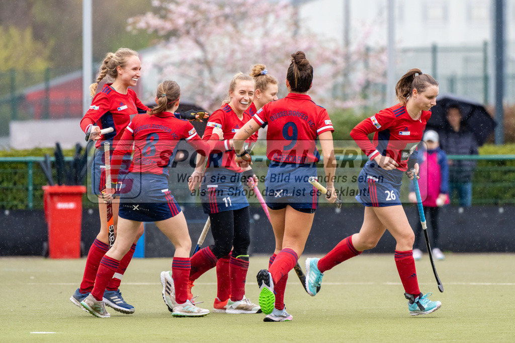 HK_20230401_106621 | 1. Bundesliga Damen Düsseldorfer HC - Harvestehuder THC  am 1.4.2023 DHC Düsseldorf, Düsseldorf , Agustina Albertarrio ( Düsseldorfer HC #9 ) , Sara Strauss ( Düsseldorfer HC #11 ) , Friederike Heusgen ( Düsseldorfer HC #8 ) , Lisa Nolte ( Düsseldorfer HC #17 )
