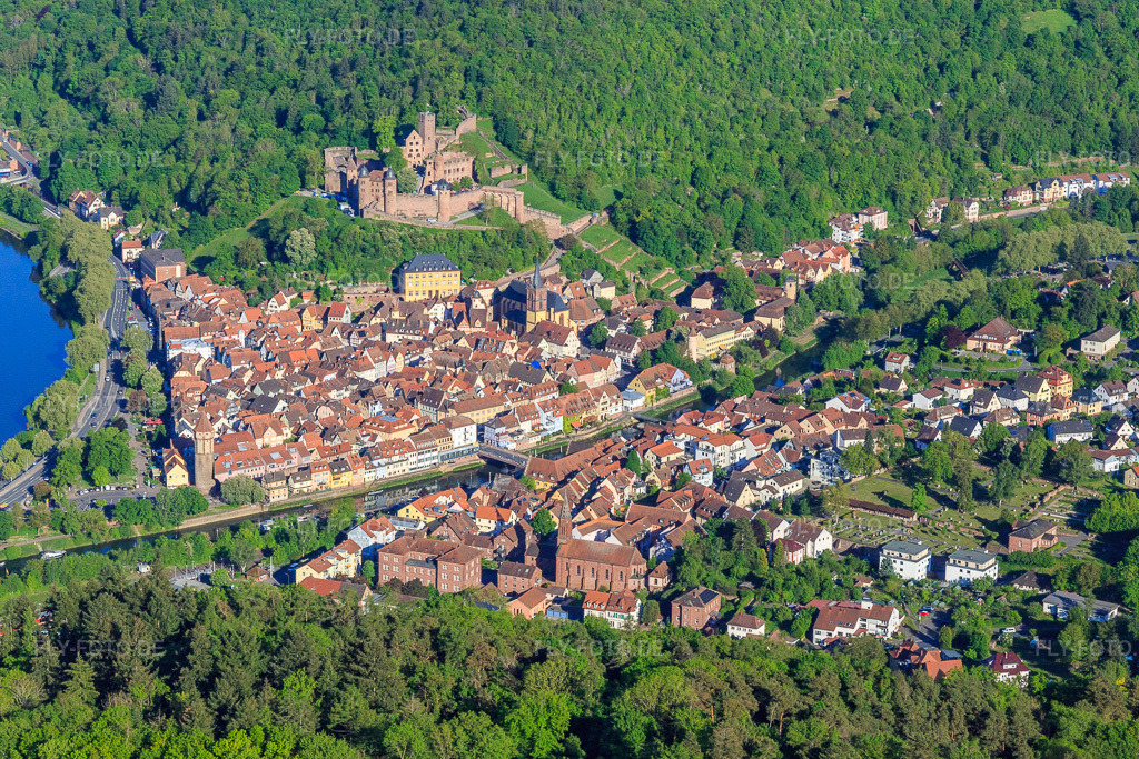Luftbild: Schloss Burg Wertheim über der Altstadt mit Main und Tauber in Wertheim im Bundesland Baden-Württemberg in Deutschland. Foto: IMG_146607.jpg vom 10.05.2025 durch Werner Riehm/FLY-FOTO.deBurg Wertheim