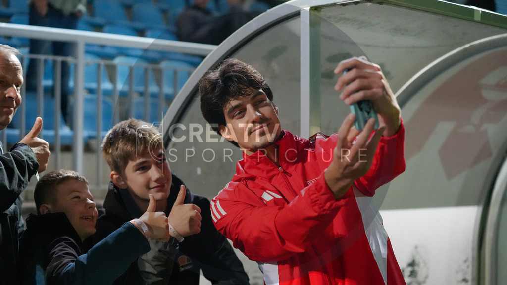 Fußball, Herren, Saison 2025/2026, Testspiel, Freundschaftsspiel, FSV 63 Luckenwalde vs. 1.FC Union Berlin, Mittwoch 08.10.2025, Werner-Seelenbinder-Stadion Luckenwalde, | Fußball, Herren, Saison 2025/2026, Testspiel, Freundschaftsspiel, FSV 63 Luckenwalde vs. 1.FC Union Berlin, Mittwoch 08.10.2025, Werner-Seelenbinder-Stadion Luckenwalde, Im Bild: Diogo Leite (r. Union) macht nach Spielende Fotos mit den Fans und Zuschauern. - Realisiert mit Pictrs.com