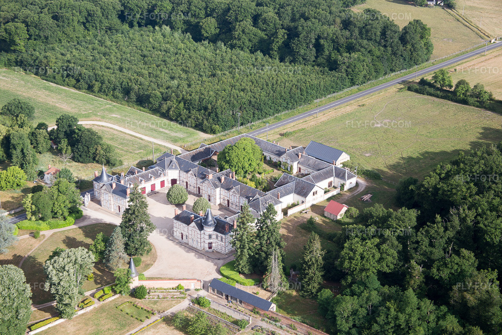 Aerial view: Château de Combreux in Combreux in the state Loiret, France.Photo: IMG_082578.jpg taken on 06/21/2015 by Werner Riehm/FLY-FOTO.comResolution of the original: 5472 x 3648 px