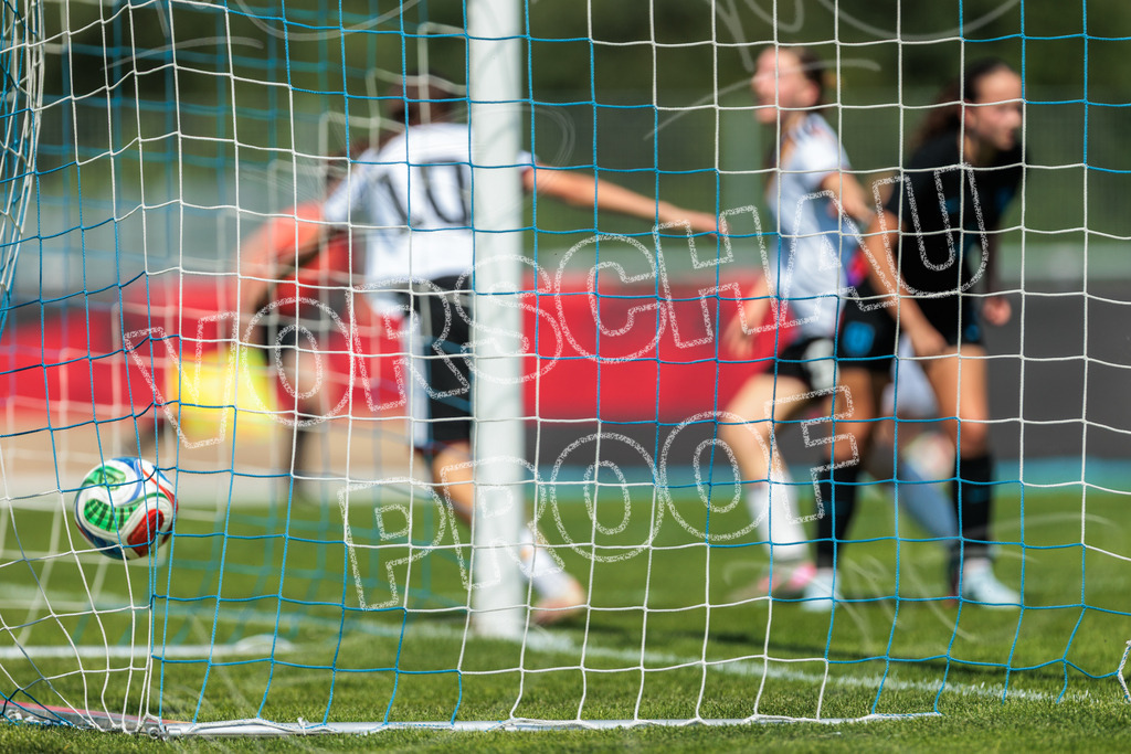 Testspiel U16-Juniorinnen: Deutschland – England | Die Bildergalerie dokumentiert das Länderspiel der deutschen U16-Juniorinnen gegen die Auswahl Englands. Die Fotografien zeigen Spielaktionen, Zweikämpfe, Torchancen, Mannschaftsszenen sowie weitere Impressionen der Begegnung. Die Aufnahmen entstanden im Rahmen des Testspiels beider Nachwuchsnationalmannschaften in der Kümpel + Hellmeister Arena in Hamm am 20. Juni 2026 und halten die sportlichen und emotionalen Momente des Spiels fest. - Realisiert mit Pictrs.com