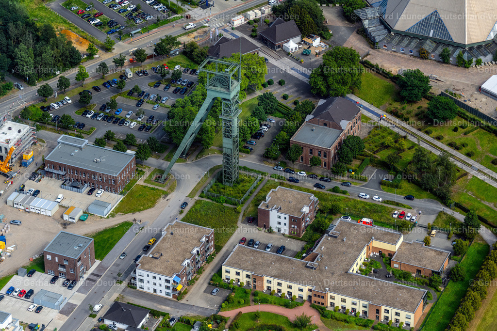 4050170 | OBERHAUSEN 25.08.2021 Parkanlage OLGA-Park mit ehemaligem Förderturm und Steigerhaus in Oberhausen im Bundesland Nordrhein-Westfalen. Weiterführende Informationen bei: Contact GmbH,  Stadt Oberhausen. // Park of OLGA-Park with former headframe and Steigerhaus in Oberhausen in the state North Rhine-Westphalia, Germany. Further information at: Contact GmbH,  Stadt Oberhausen. Foto: Gerhard Launer