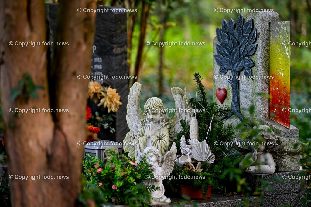 Friedhof_ Kreuz_ Kruzifix_ Jesu Christi_ Allerheiligen_ 26.10.2024-26 | 26.10.2024, Friedhof, AUT, Allerheiligen, Themenbilder im Bild Friedhof, Kreuz, Kruzifix, Jesu Christi, Allerheiligen, Engerl, Engel, Kerzen, Grab, Grablicht, Blumen, Skulptur, Grabstein, Symbolbild, Grablaterne, Grabkerze, Grabkerzen, Grablichter, Kerze, Grabkreuz, Gedenken, Bestattung, Verstorbene, Totenruhe, Grab, Urne, Blumenschmuck, Schmuck, Besucher, Feature, kreativ, creativ, Linz