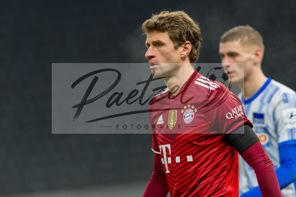 BSCFCB20220123_318 | Fussball, Herren: Thomas Mueller (FC Bayern Muenchen) schaut bei dem Spiel der 1. Bundesliga zwischen Hertha BSC und FC Bayern Muenchen im Olypiastadion am 23.01.2022 in Berlin, Deutschland.DFB / DFL REGULATIONS PROHIBIT ANY USE OF PHOTOGRAPHS AS IMAGE SEQUENCES AND/OR QUASI-VIDEO. - Realisiert mit Pictrs.com