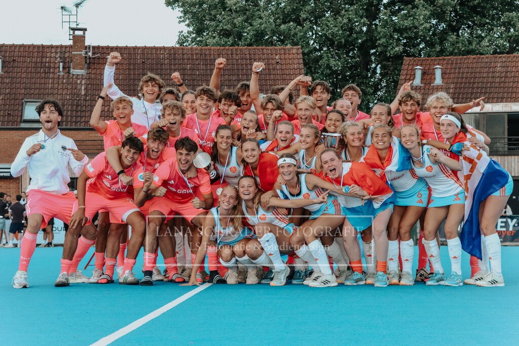 EM_MU18_F_GER-BEL_Lille_bearbeitet_Pokalbilder (32 von 137) | lanaschraderfotografie - Realisiert mit Pictrs.com