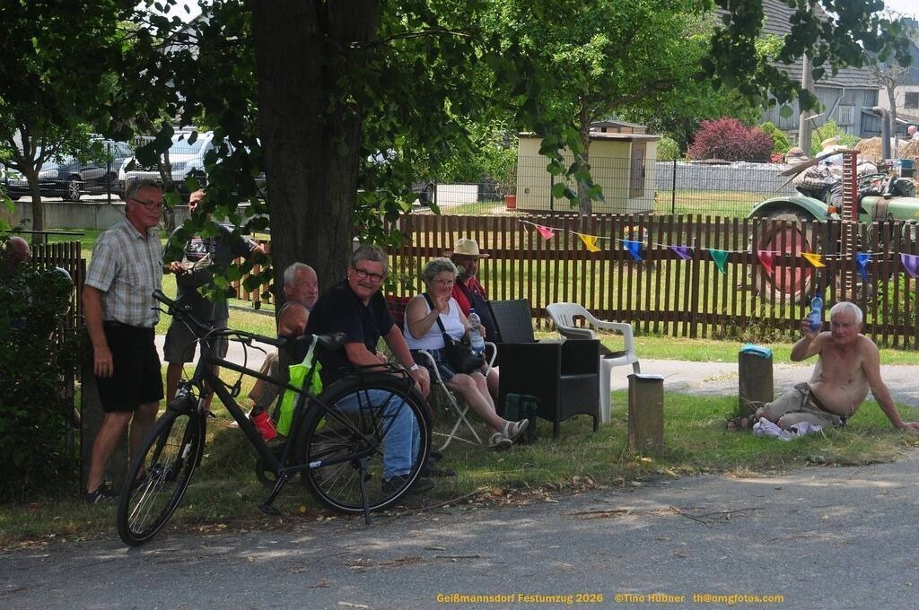 Geißmannsdorf-2026-Festumzug-023 | Festumzug in Geißmannsdorf bei Bischofswerda im Juni 2026. Fotografische Eindrücke und Momentaufnahmen vom Festumzug anläßlich des 800-jährigen Bestehens von Geißmannsdorf - mit Teilnehmern und Gästen, Strohpuppen und geschmückten Vorgärten und Grundstücken - Realisiert mit Pictrs.com