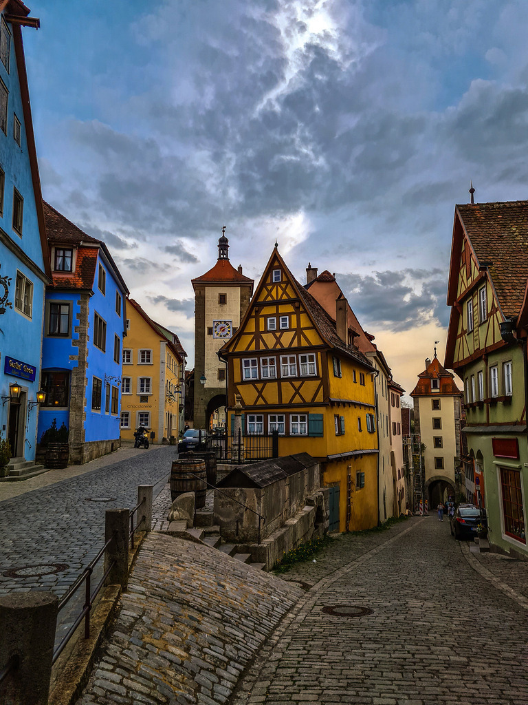 20220429_190932 | Rothenburg ob der Tauber. Nur hier gibt es Exklusive und passend zur Jahreszeit Ihr Wandbild, T-Shirt, Tasse und alles was das Rothenburg Herz begehrt. - Realisiert mit Pictrs.com
