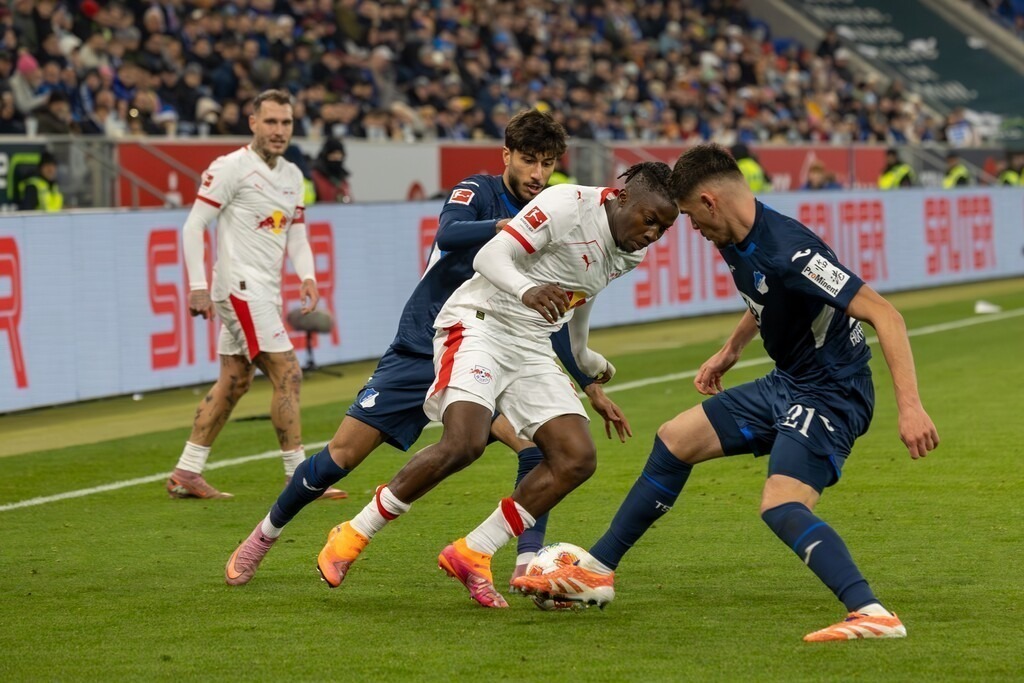 Fußball Bundesliga, Saison 2025/26, 10. Spieltag: TSG Hoffenheim gegen RB Leipzig | Fußball Bundesliga, Saison 2025/26, 10. Spieltag: TSG Hoffenheim gegen RB Leipzig***Am Ball: Johan Bakayoko (9, Leipzig) - Realisiert mit Pictrs.com