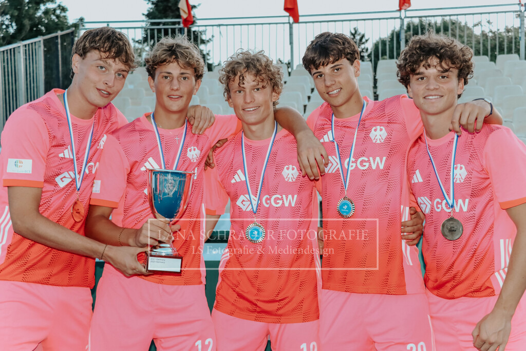 EM_MU18_F_GER-BEL_Lille_bearbeitet_Pokalbilder (120 von 137) | lanaschraderfotografie - Realisiert mit Pictrs.com