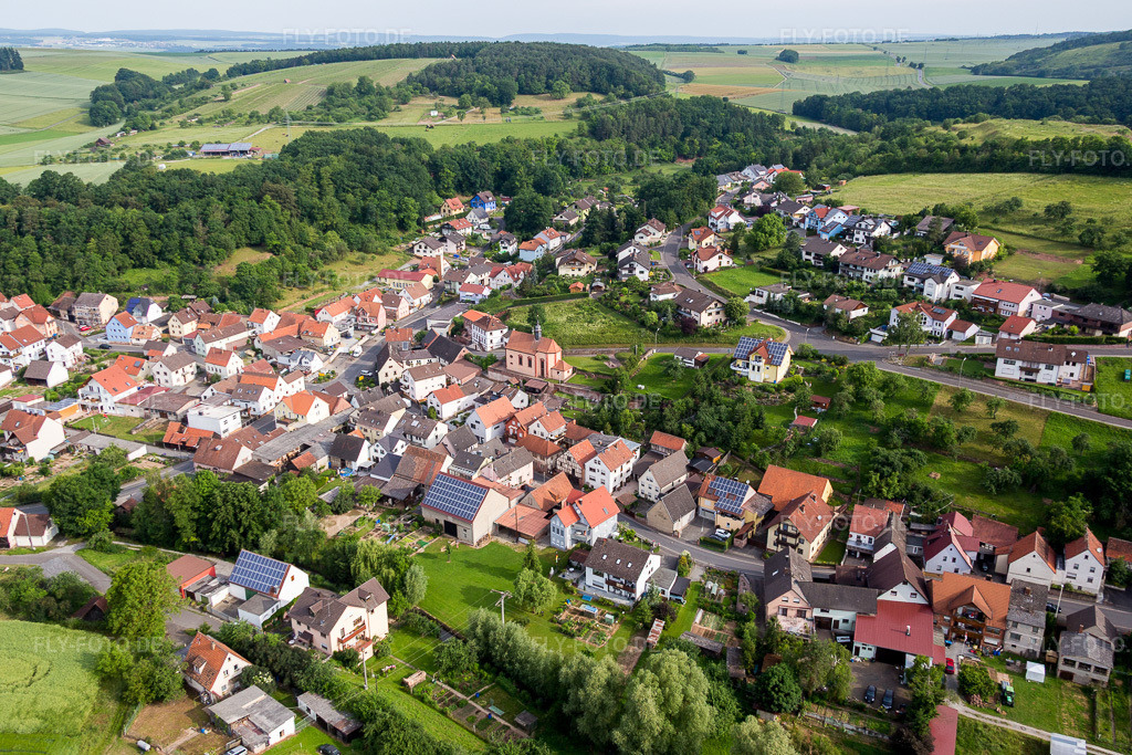 Luftbild: Ortsansicht im Ortsteil Wüstenzell in Holzkirchen im Bundesland Bayern in Deutschland. Foto: IMG_089749.jpg vom 11.06.2016 durch Werner Riehm/FLY-FOTO.de