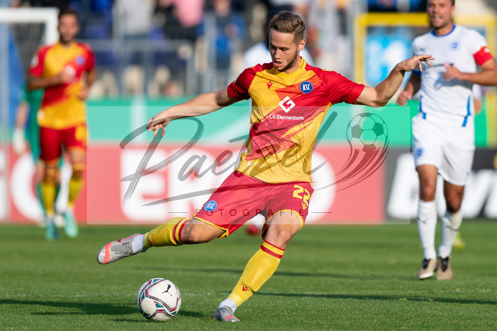 LOTKSC20210809_139 | Fussball, Herren: Christoph Kobald (Karlsruher SC) in Aktion, am Ball, Einzelaktion beim Spiel der 1. Runde im DFB-Pokal zwischen SF Lotte und Karlsruher SC im Stadion am Lotter Kreuz am 09.08.2021 in Lotte, Deutschland.DFB / DFL REGULATIONS PROHIBIT ANY USE OF PHOTOGRAPHS AS IMAGE SEQUENCES AND/OR QUASI-VIDEO. - Realisiert mit Pictrs.com