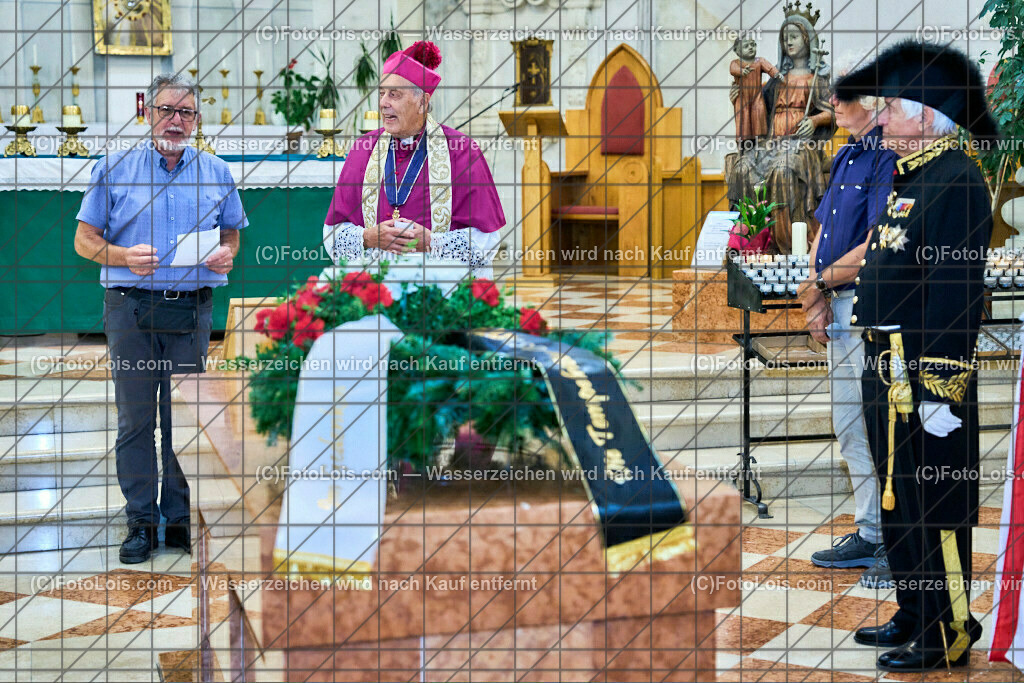 ALP3782_Jeanne de Ferrette_Kranzniederlegung_Walgenwitz-Enichlmayr | (C)FotoLois.com, Alois Spandl, 700stes Hochzeitsjubiläum - Albrecht II. mit Johanna von Pfirt in Thann (FR) im März 2024. Empfang des Organistionskommitees aus der Region Ferrette (Pfirt)/Thann aus dem Elsass mit Empfang durch die Stadtgemeinde und Bezirkshauptmannschaft Scheibbs im Schloss Scheibbs und anschließender Kranzniederlegung in der Kartausenkirche über der Krypta des Gründerehepaares durch Mitglieder des Templer Ordens im Beisein von Mitgliedern der Goldhaubengruppen, Fr 22. September 2023.