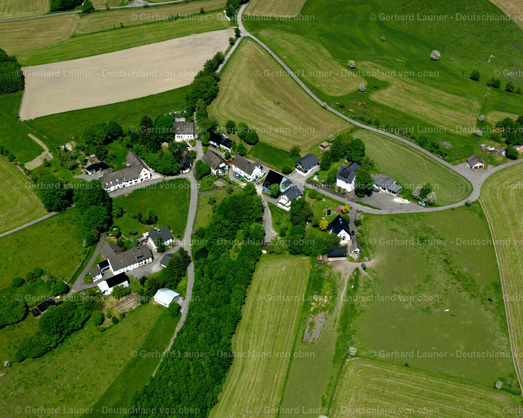 2632063 | Pütthof VALBERT 25.08.2016 Landwirtschaftliche Nutzflächen und Feldgrenzen  umsäumen das Siedlungsgebiet des Dorfes in Valbert im Bundesland Nordrhein-Westfalen, Deutschland // Agricultural land and field boundaries surround the settlement area of the village  in Valbert in the state North Rhine-Westphalia, Germany Foto: Gerhard Launer