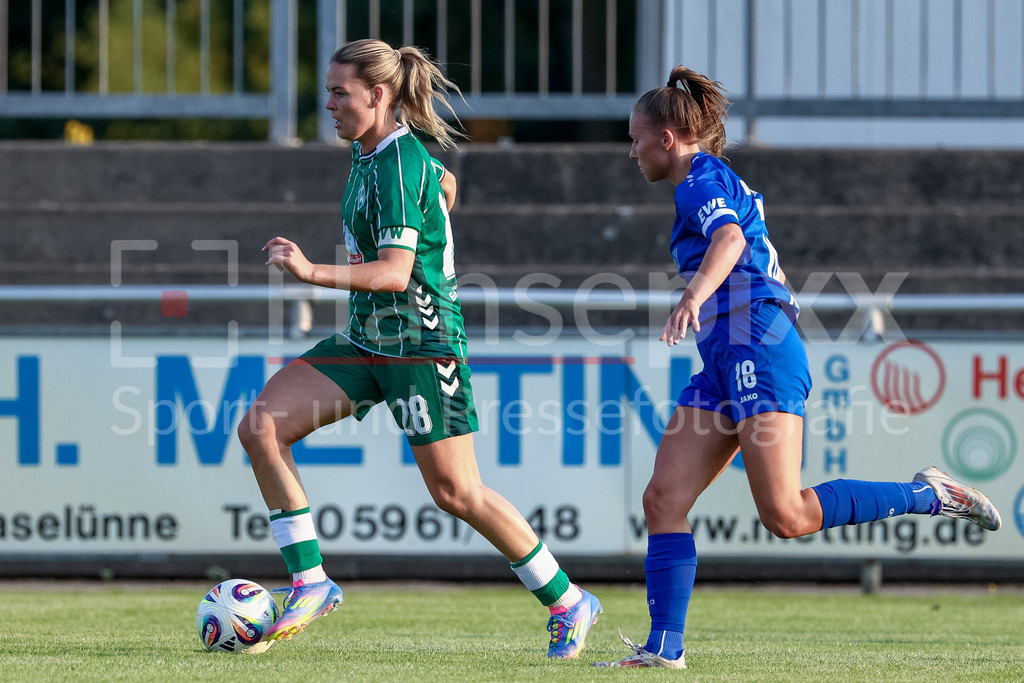 Fussball, Testspiel Frauen, SV Meppen - SV Werder Bremen | v.li.: Juliane Wirtz (SV Werder Bremen, 28) und Lana Hubbeling (SV Meppen, 18) im Laufduell, Zweikampf, Duell, Dynamik, Aktion, Action, Spielszene