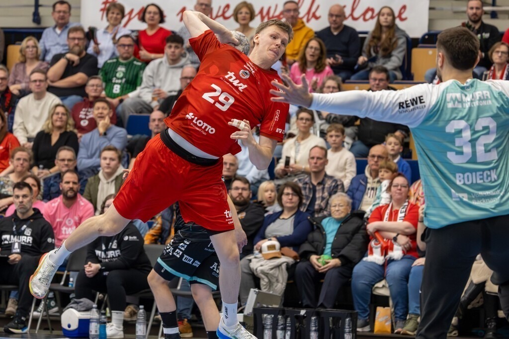 2. HBL (Handball-Bundesliga), Saison 2025/26, 16. Spieltag: Eulen Ludwigshafen gegen HC Oppenweiler/Backnang | 2. HBL (Handball-Bundesliga), Saison 2025/26, 16. Spieltag: Eulen Ludwigshafen gegen HC Oppenweiler/Backnang***Bild: Kein Tor in bei diesem Wurf von Friedrich Schmitt (29,. Ludwigshafen) - Realisiert mit Pictrs.com