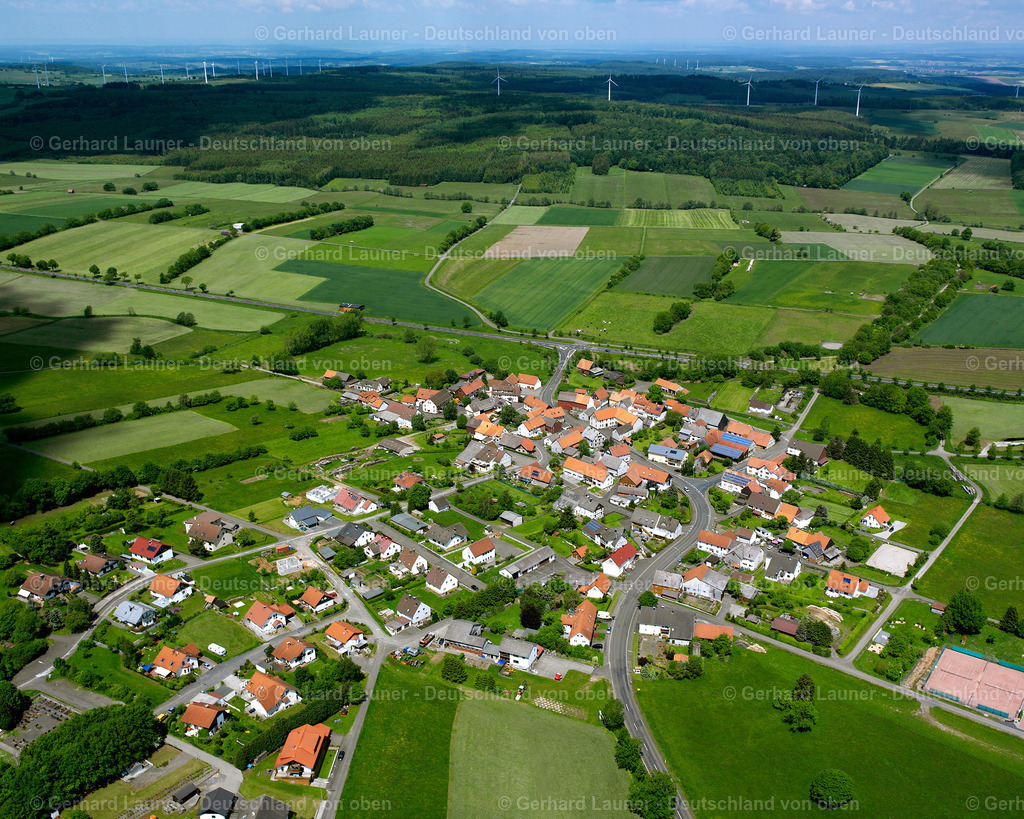2614048 | HöRGENAU 09.06.2006 Landwirtschaftliche Nutzflächen und Feldgrenzen  umsäumen das Siedlungsgebiet des Dorfes in Hörgenau im Bundesland Hessen, Deutschland // Agricultural land and field boundaries surround the settlement area of the village  in Hörgenau in the state Hesse, Germany Foto: Gerhard Launer