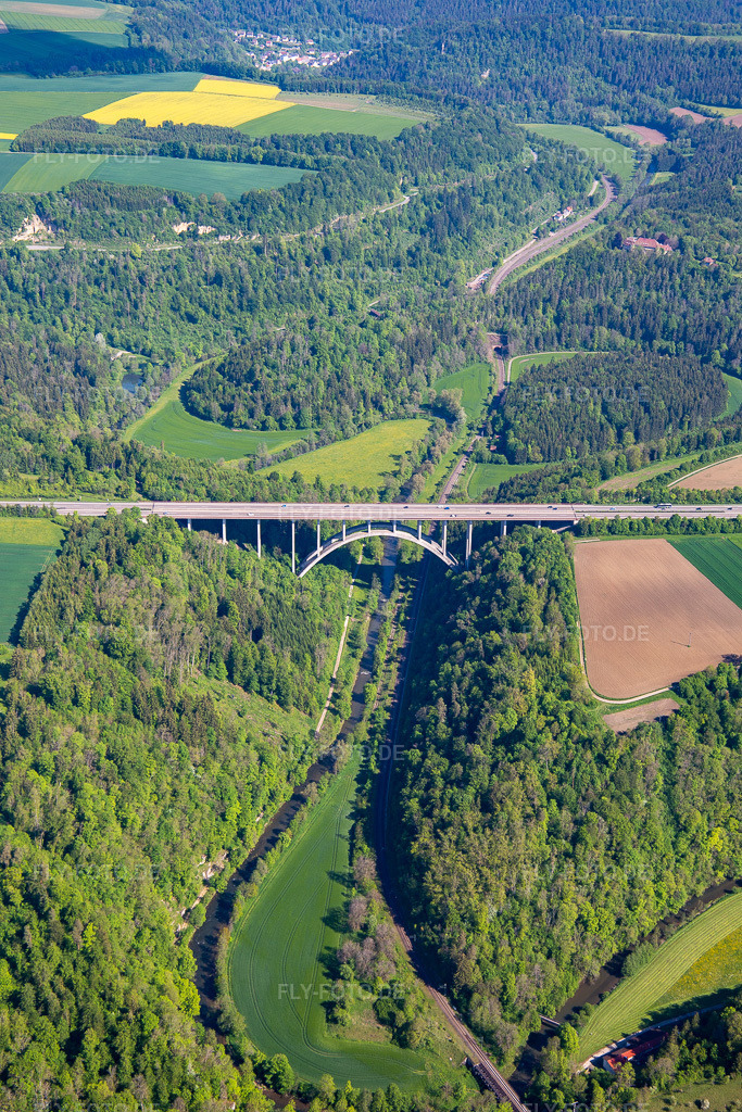 Luftbild: Streckenführung und Fahrspuren im Verlauf der Autobahn- Brücke der BAB A81 über die Schleifen des Neckartals im Ortsteil Hohenstein in Rottweil im Bundesland Baden-Württemberg in Deutschland. Foto: IMG_114503.jpg vom 30.05.2019 durch Werner Riehm/FLY-FOTO.de