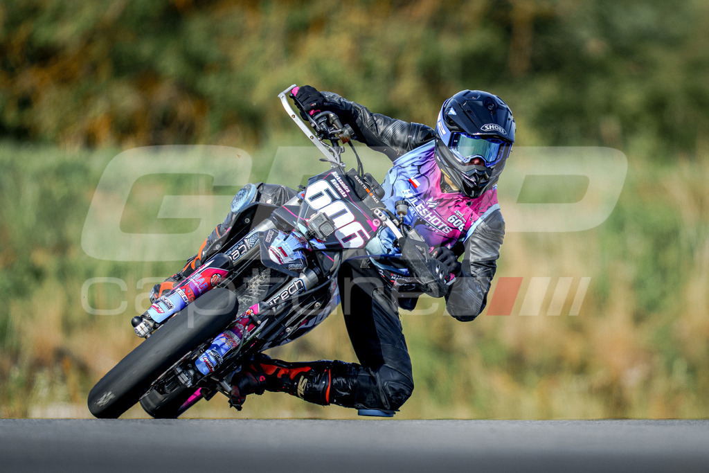 SuperMoto_Staatsmeisterschaft_Fuglau-342 | GRIPcapture steht für authentische Sportfotografie in Österreich – für Momente, die mehr sind als Geschwindigkeit oder Ergebnis. Es geht um Emotion, Spannung, Fokus und den Augenblick, der oft nur einen Wimpernschlag dauert.Ob Motorsport, Teamsport oder 
