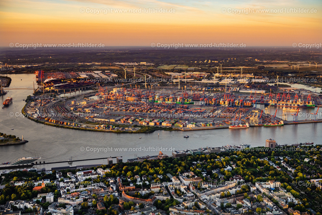Hamburg_Burchardkai_im_Sonnenaufgang_ELS_6352100822 | HAMBURG 10.08.2022 HHLA Logistics Container Terminal Burchardkai am Hamburger Hafen, im Sonnenaufgang, in Hamburg. Weiterführende Informationen bei: Hamburger Hafen und Logistik Aktiengesellschaft. // HHLA Logistics Container Terminal Burchardkai at the Port of Hamburg, at sunrise, in Hamburg. Further information at: Hamburger Hafen und Logistik Aktiengesellschaft. Foto: Martin Elsen