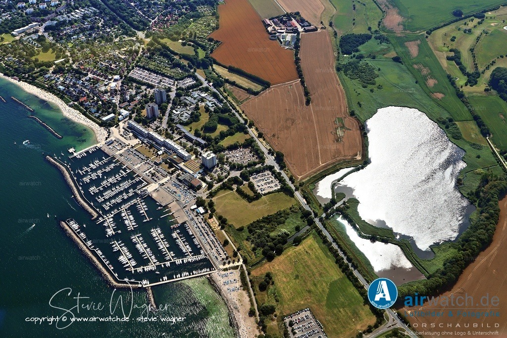 Luftbild Kiel-Schilksee - Weg zum Seebad | Weg zum Seebad: Im Jahr 1876 wurde Schilksee eine eigenständige preußische Landgemeinde. Ab etwa 1905 entstand eine Villenkolonie, da immer mehr Bürger aus Kiel und Hamburg den Ort als Erholungsziel entdeckten.