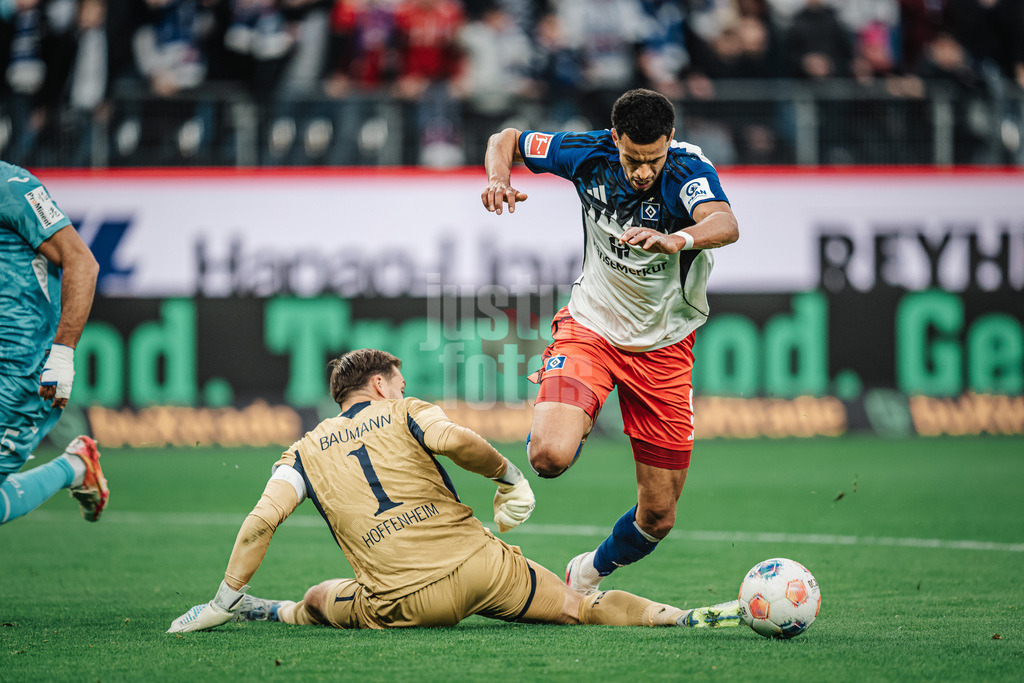 Fußball | Männer | Saison 2025/2026 | 1. Fußball-Bundesliga | 31. Spieltag | Hamburger SV vs. TSG Hoffenheim | 25.04.2026 | v.l. Oliver Baumann (#1, TSG Hoffenheim) foult Robert Glatzel (#9, HSV) es gibt Elfmeter
