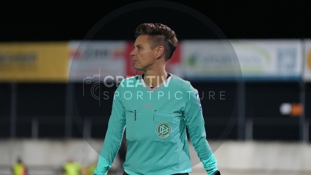 Fußball, Herren, Saison 2025/2026, Regionalliga Nordost, 13. Spieltag, FSV 63 Luckenwalde vs. SV Babelsberg 03, Freitag 24.10.2025, Werner-Seelenbinder-Stadion Luckenwalde, | Fußball, Herren, Saison 2025/2026, Regionalliga Nordost, 13. Spieltag, FSV 63 Luckenwalde vs. SV Babelsberg 03, Freitag 24.10.2025, Werner-Seelenbinder-Stadion Luckenwalde, Im Bild: Schiedsrichter-Assistentin Katharina Kruse. - Realisiert mit Pictrs.com