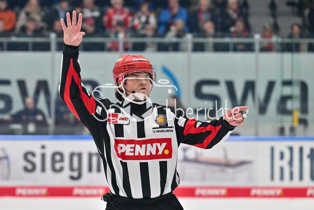Augsburger Panther - Kölner Haie | im bild Hauptschiedsrichter Roman GOFMAN / Freisteller / Einzelfoto / DEL: Augsburger Panther - Kölner Haie, Curt Frenzel Stadion am 29.09.2024