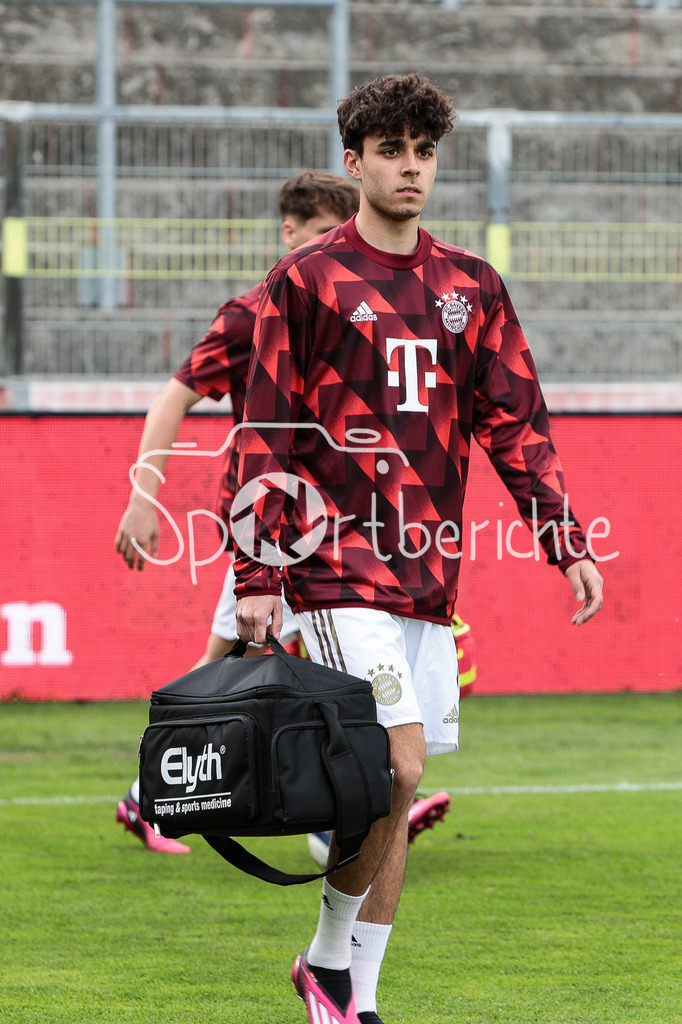 FC Würzburger Kickers - FC Bayern Amateure | Luca Copado Schrobenhauser (FCB #9) in Aktion