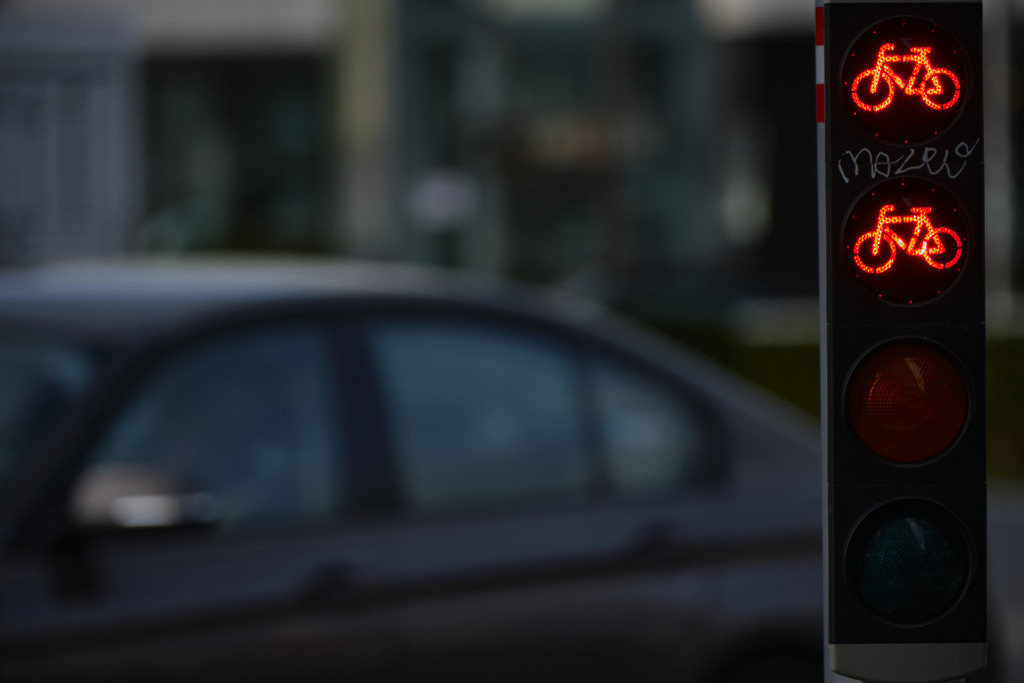 Ampel steht auf rot für Radfahrer | Wien, Austria - November 18, 2025: Ampel steht auf rot für Radfahrer, im Hintergrund die Strasse mit Auto. - Realisiert mit Pictrs.com
