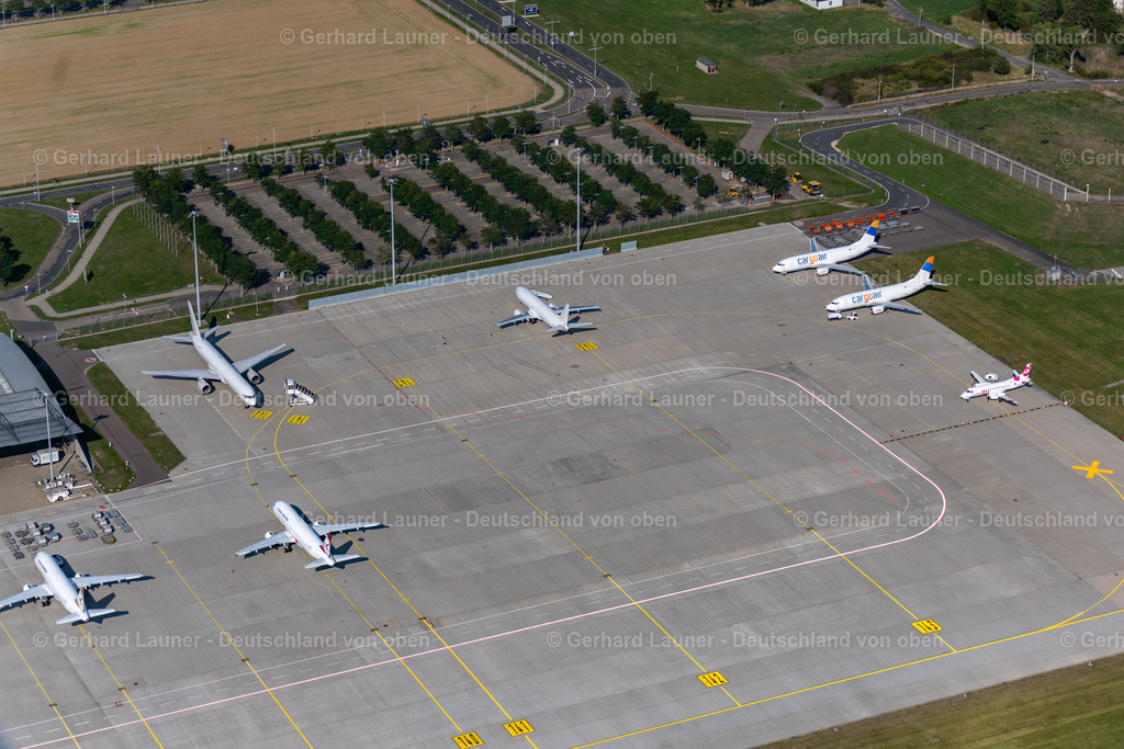4040015 | SCHKEUDITZ 14.09.2020 Flugzeuge auf der Parkposition - Abstellfläche auf dem " Flughafen Leipzig/ Halle " in Schkeuditz im Bundesland Sachsen, Deutschland. Weiterführende Informationen bei: Mitteldeutsche Flughafen AG. // Aircraft on the parking position - parking area on the "
