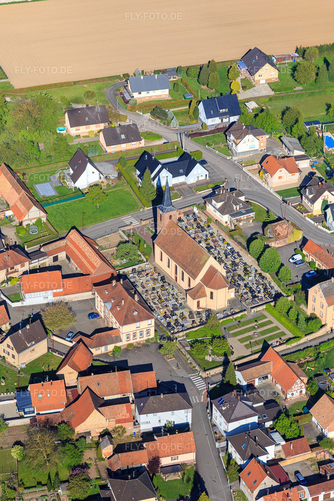 Luftbild: Eglise et cimetière de Eschbach und École élémentaire von Südosten in Eschbach im Bundesland Bas-Rhin in Frankreich. – Foto: IMG_099378.jpg vom 30.04.2017 durch Werner Riehm/FLY-FOTO.de – Auflösung des Originals: 3457 x 5185 px