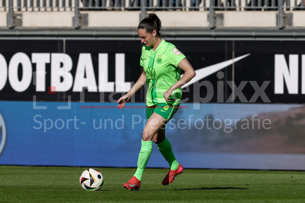 Fussball, Google Pixel Frauen-Bundesliga, VfL Wolfsburg - TSG 1899 Hoffenheim | Caitlin Dijkstra (VfL Wolfsburg, 3) am Ball, Freisteller, Einzelbild, Ganzkörper, Aktion, Action, Spielszene, DIE DFB-RICHTLINIEN UNTERSAGEN JEGLICHE NUTZUNG VON FOTOS ALS SEQUENZBILDER UND/ODER VIDEOÄHNLICHE FOTOSTRECKEN. DFB REGULATIONS PROHIBIT ANY USE OF PHOTOGRAPHS AS IMAGE SEQUENCES AND/OR QUASI-VIDEO.