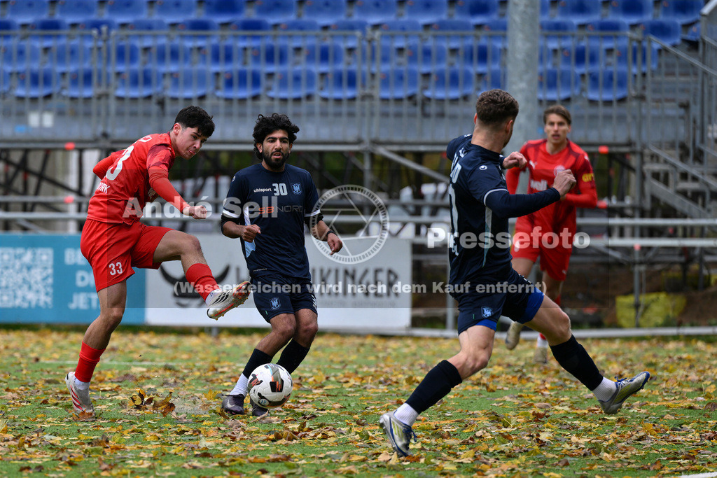 FC Kilia Kiel vs SC Rapid Lübeck | Selim Cetintürk (Kilia #33) vs Deyr Sefer (Rapid #30) &amp; Mario Nagel (Rapid #27) / Fußball-Oberliga Männer 2026/2027 / FC Kilia Kiel vs SC Rapid Lübeck / Kilia Sportplatz / Kiel / 24.10.26 - Realisiert mit Pictrs.com