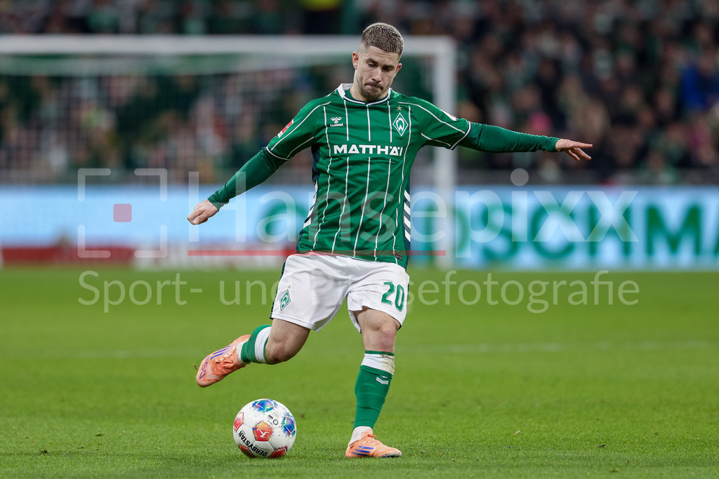 Fussball, Bundesliga, SV Werder Bremen - 1. FC Union Berlin | Romano Schmid (SV Werder Bremen, 20) am Ball, Freisteller, Einzelbild, Ganzkörper, Aktion, Action, Spielszene, DIE DFL-RICHTLINIEN UNTERSAGEN JEGLICHE NUTZUNG VON FOTOS ALS SEQUENZBILDER UND/ODER VIDEOÄHNLICHE FOTOSTRECKEN. DFL REGULATIONS PROHIBIT ANY USE OF PHOTOGRAPHS AS IMAGE SEQUENCES AND/OR QUASI-VIDEO.