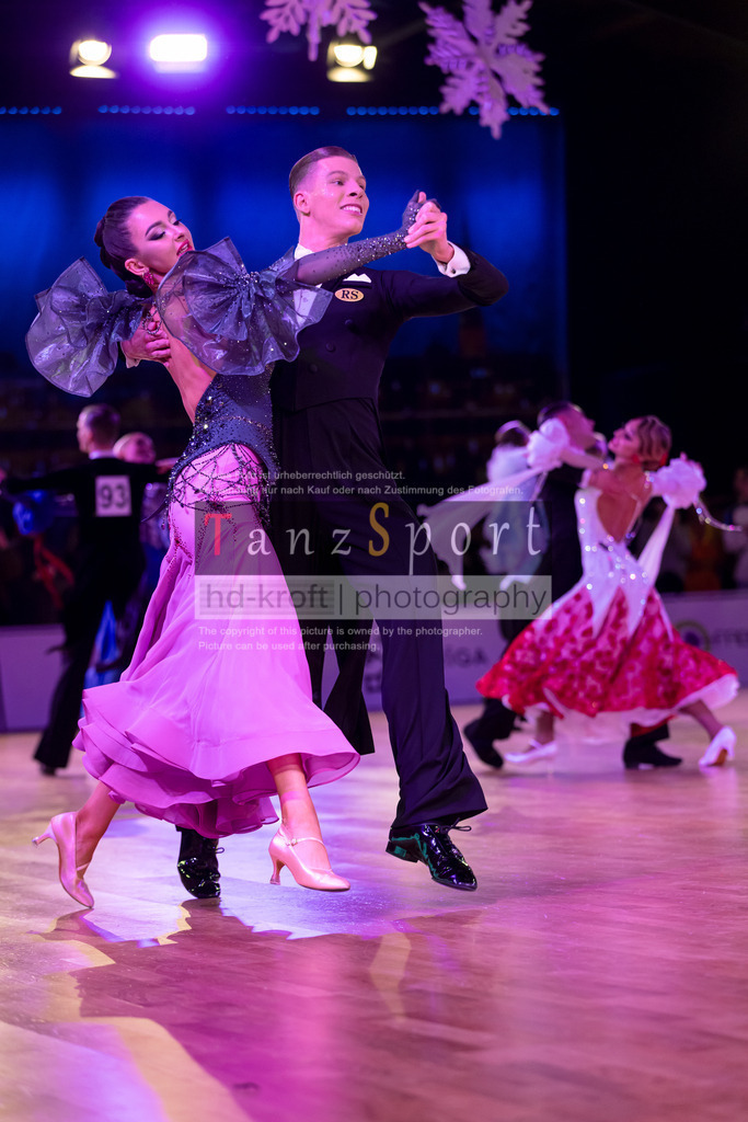 20241215_WDSF_Int_Open_Std-Riga-9941 | Tanzsportbilder, Standardtanz, Lateintanz, WDSF, DTV, LTVB, dancecomp, goc, hessen tanzt, blaues band der spree, walzer, tango, wiener walzer, slowfox, quickstepp, samba, rumba, cha-cha-cha, paso doble. jive, hd-kroft photography, turniertanzsport