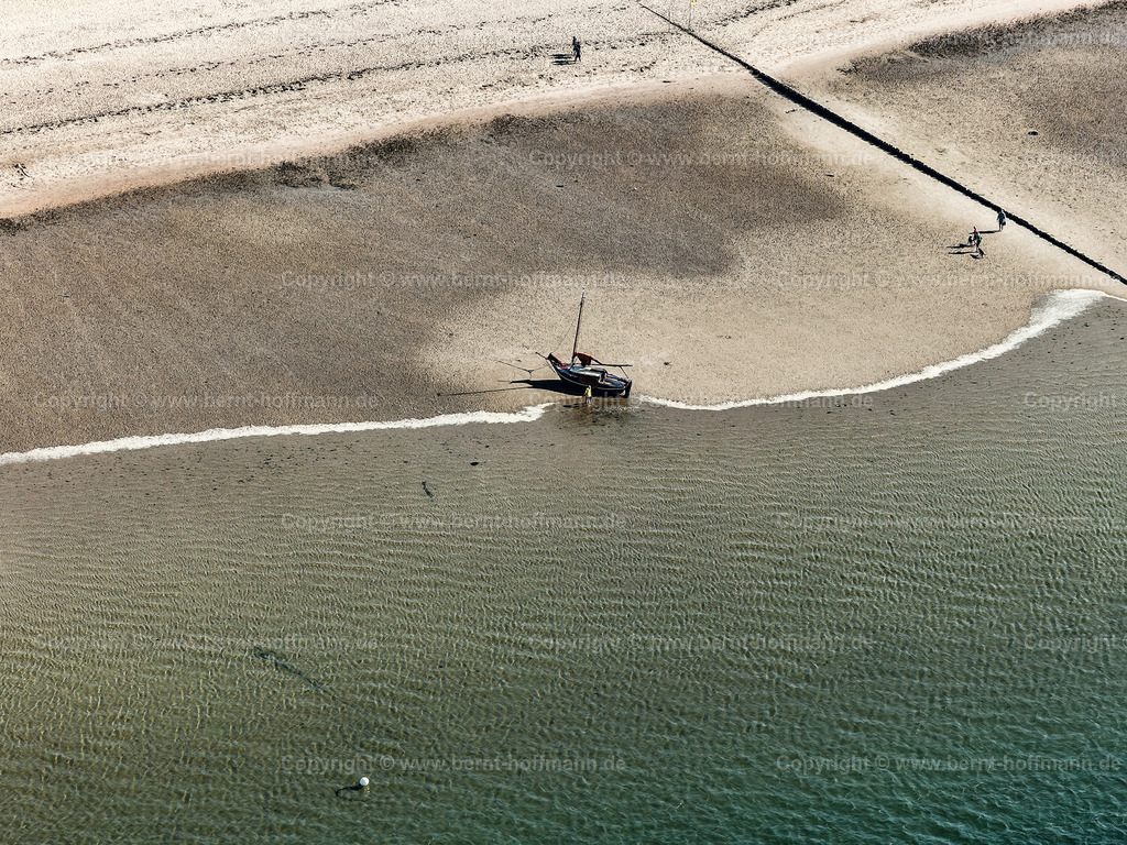 PLB_3760nk3_Utersum_Strand_80x60 | Luftbild, Strand bei Utersum, ein Küstensegler ist bei Ebbe " trocken gefallen ".

Bild ist farbreduziert. - Realisiert mit Pictrs.com
