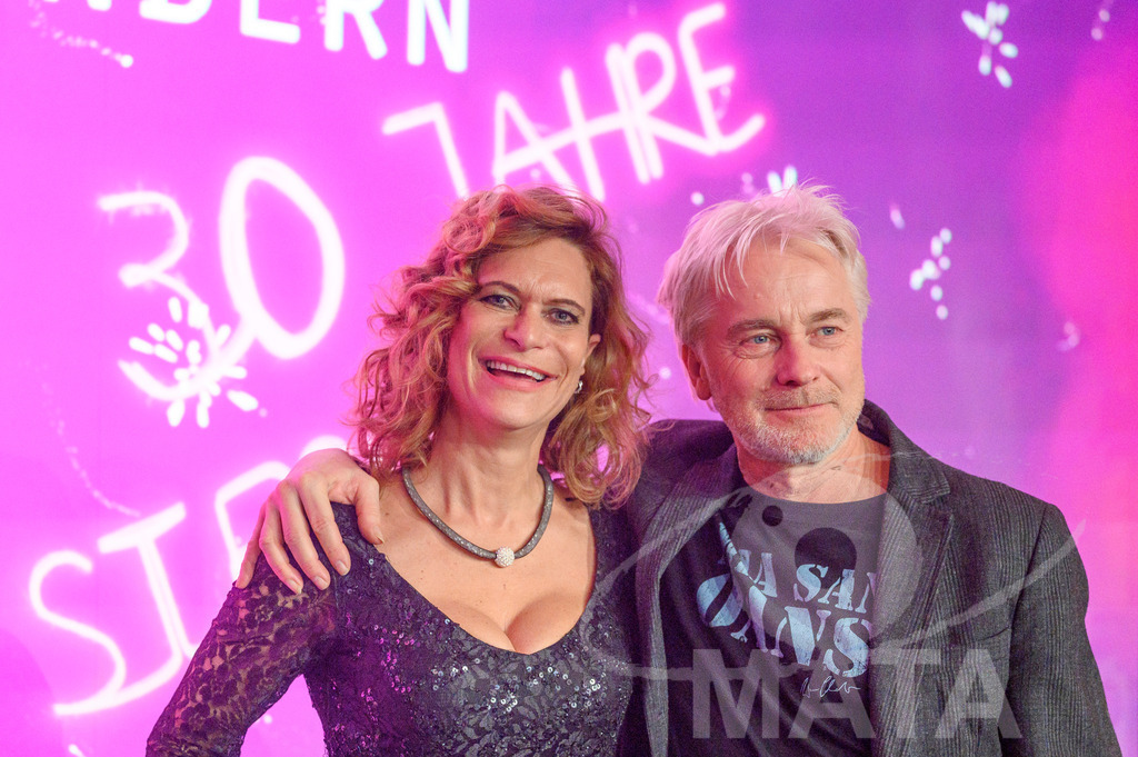 _DWI6453 | Sonja Fischer und Werner Schmidbauer bei '30 Jahre Sternstunden-Gala 2023' in der Frankenhalle. Nürnberg, 15.12.2023 - Realisiert mit Pictrs.com