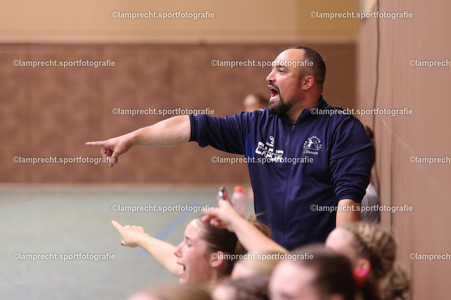 Handball I Juniorinnen I Saison 2026-2027 I Oberliga Schleswig-Holstein I 3. Spieltag I HSG Kalkberg 06 - TSV Bargteheide 125 | Benjamin Busch (Trainer, HSG Kalkberg 06) - Realisiert mit Pictrs.com