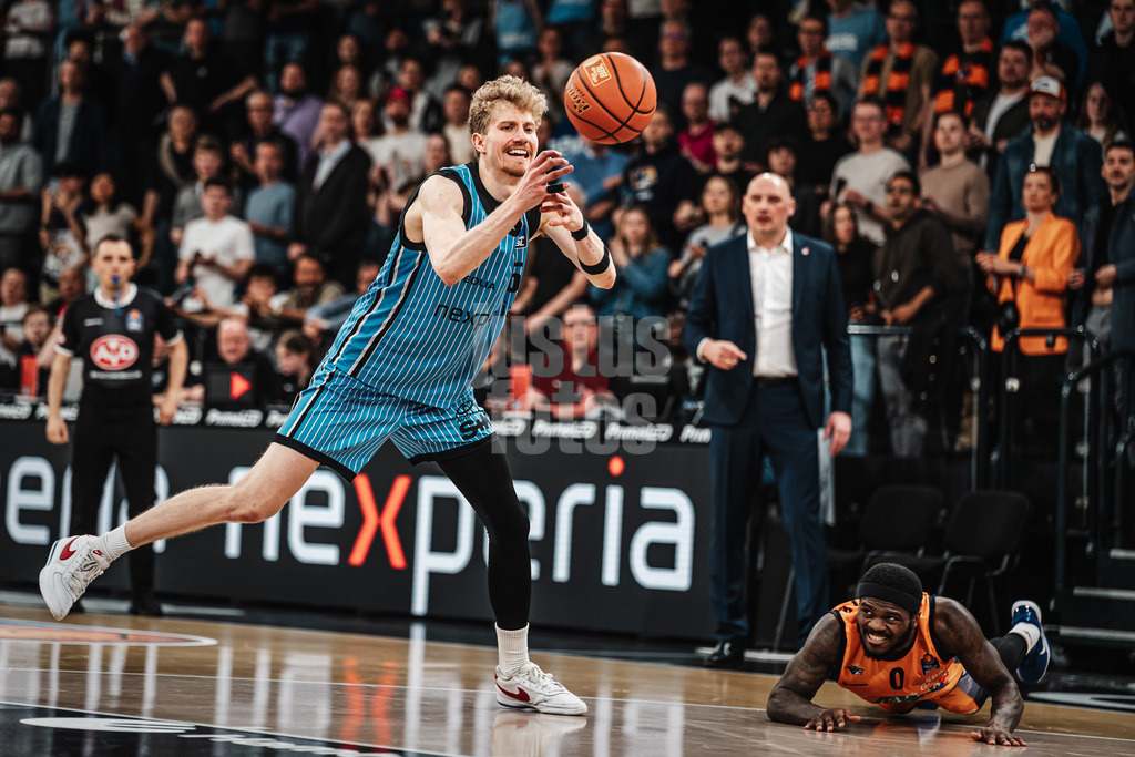 Basketball | Männer | Saison 2025/2026 | easyCredit Basketball Bundesliga | 13. Spieltag | Veolia Towers Hamburg vs. Rostock Seawolves | 22.04.2026 | v.l. Zsombor Maronka (#5, Veolia Towers Hamburg) und TJ Crockett Jr. (#0, Rostock Seawolves)