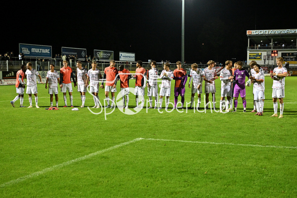 FC Memmingen - FC Bayern Amateure | Die Spieler der Bayern Amateure feiern zusammen mit den Fans den Sieg in Memmingen / Jubel / Freude / Regionalliga Bayern: FC Memmingen - FC Bayern München II; Arena Memmigen am 29.08.2025