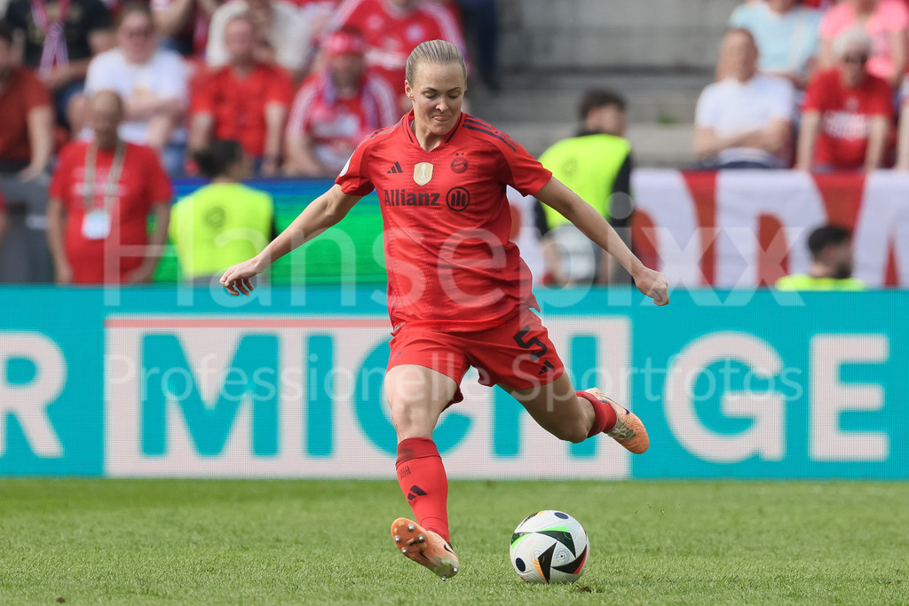 Fussball, DFB-Pokal Finale Frauen, FC Bayern München - VfL Wolfsburg | v.li.: Magdalena Eriksson (FC Bayern München, 5) am Ball, Freisteller, Einzelbild, Ganzkörper, Aktion, Action, Spielszene, DIE DFB-RICHTLINIEN UNTERSAGEN JEGLICHE NUTZUNG VON FOTOS ALS SEQUENZBILDER UND/ODER VIDEOÄHNLICHE FOTOSTRECKEN. DFB REGULATIONS PROHIBIT ANY USE OF PHOTOGRAPHS AS IMAGE SEQUENCES AND/OR QUASI-VIDEO.