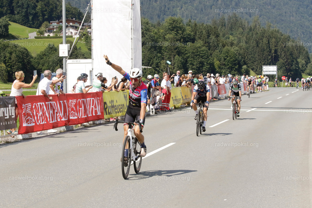 1069_20230817_Bewerb_Maenner_Muehlanger | AUT - OESTERREICH, 2023-08-16: SPORT RENNRAD-FAHREN - 55. INTERNATIONALER RADWELTPOKAL IN ST. JOHANN IN TIROL  - Vintage-Radrennen mit WM-Bronze-Medaillen-Siegerin Christina Schweinberger, den Teilnehmer und Alexander Baumann (vom Orginastions-Team) - TAG 2 BEWERB MAENNER IN SECHS GRUPPEN  ; Foto: Roland Muehlanger