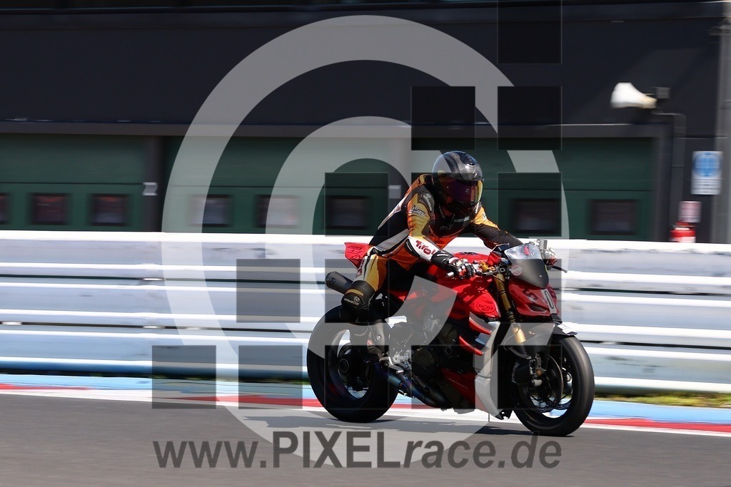 0606-20260403_04833 | Schöne Erinnerungen an spannende Momente - das festzuhalten ist unser Job. PIXELrace.de ist seit 2003 auf den Rennstrecken Europas unterwegs um die Action draußen beim Fahren und die wunderbare Stimmung imm Fahrerlager für euch einzufangen.